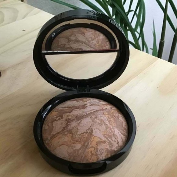Laura Geller Balance-N-Brighten Color Correcting Foundation MEDIUM - Full Size - Picture 5 of 5